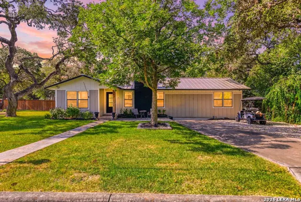 227 W Highland Dr, Boerne