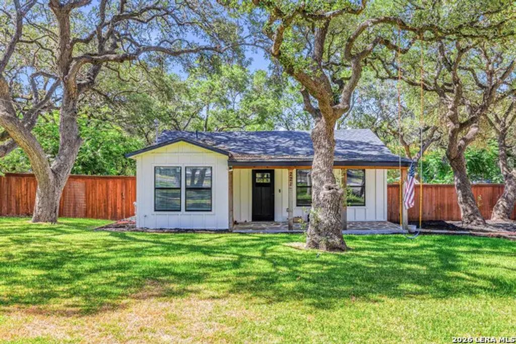 221 W Highland Dr, Boerne