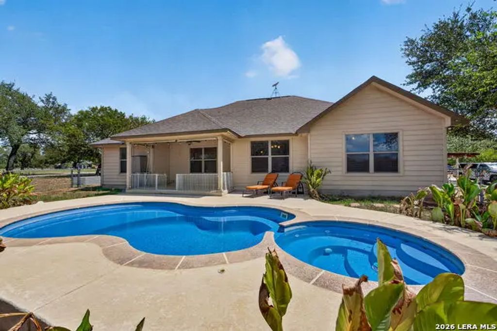 555 Cimarron Sq, Poteet