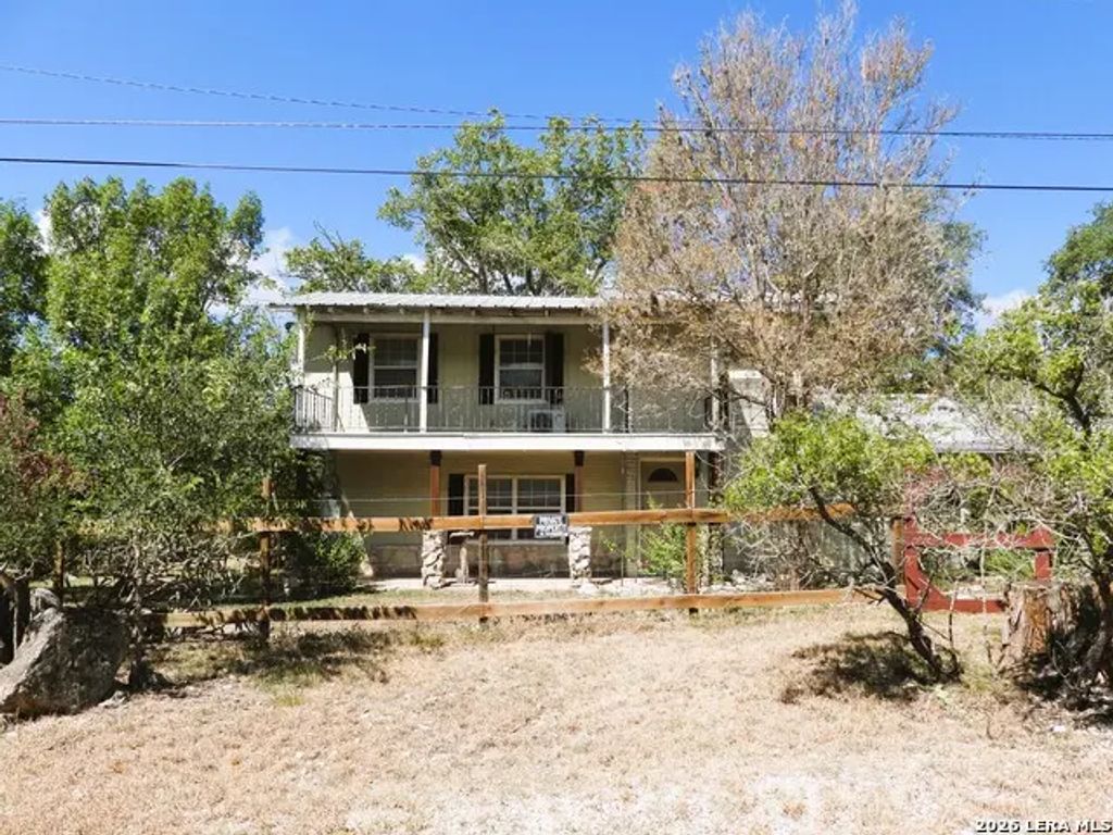 484 Avenue R, Lakehills