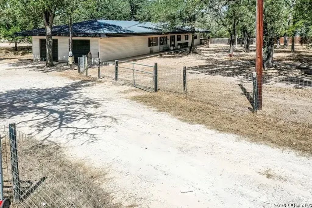 150 Blackjack Rd., La Vernia