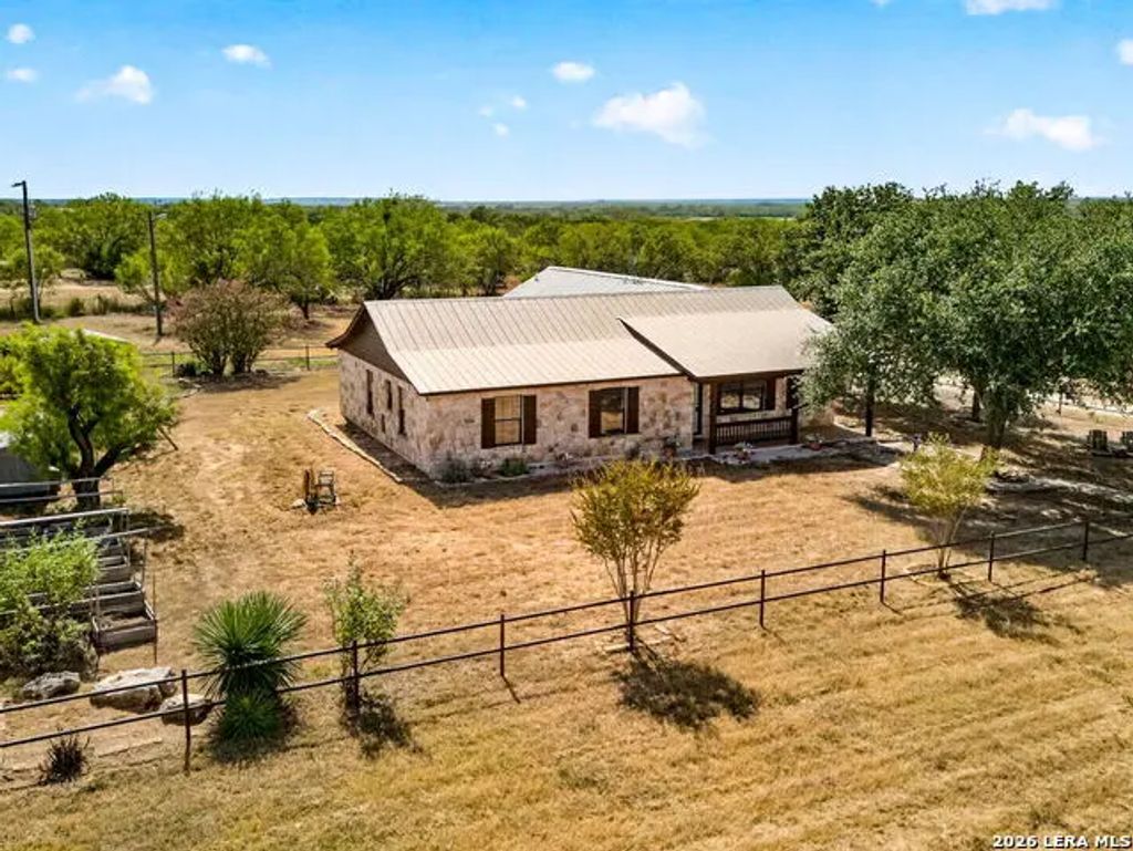 5431 State Highway 173 N, Devine