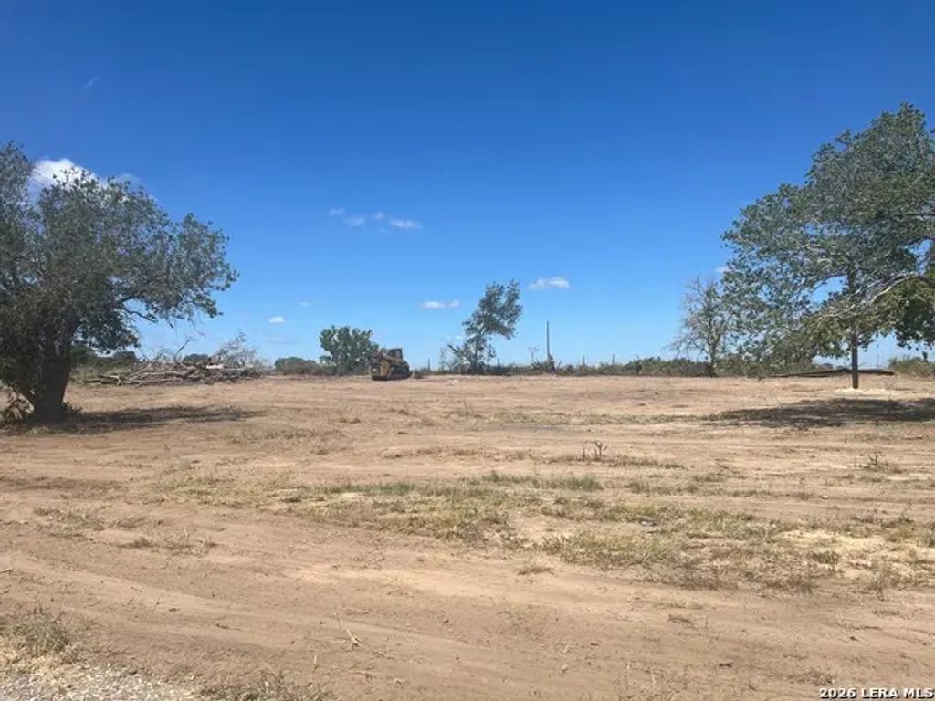 57 Twin Oaks, Floresville