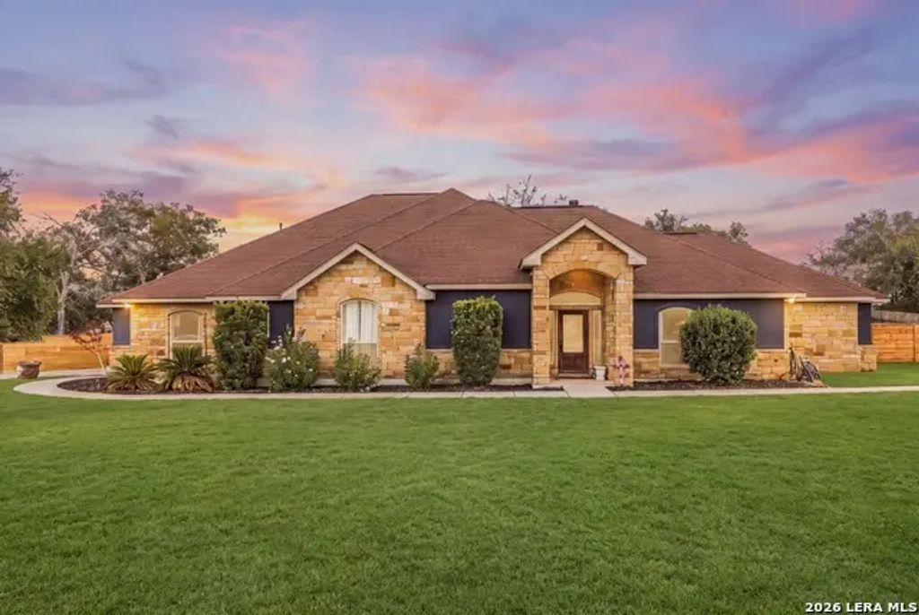 112 Abrego Knoll Dr, Floresville