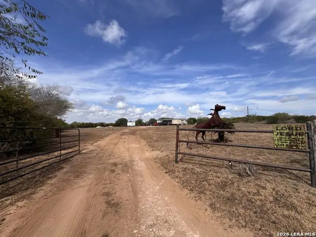 1689 Fm 2824, Beeville