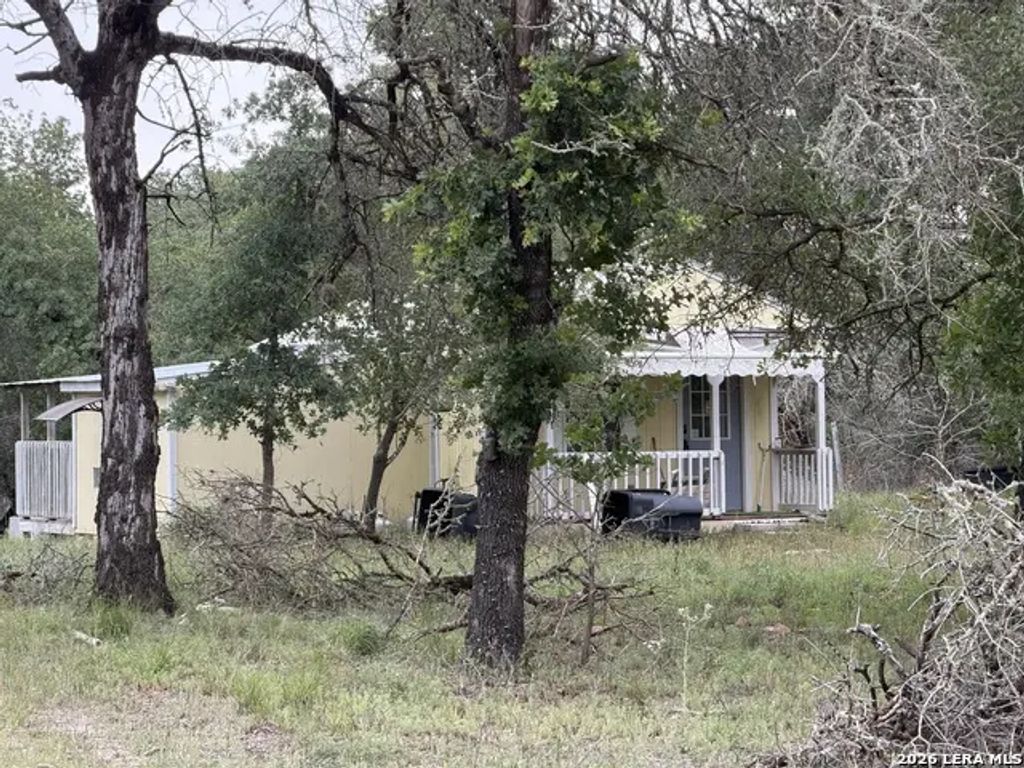 105 Clear Springs, Floresville