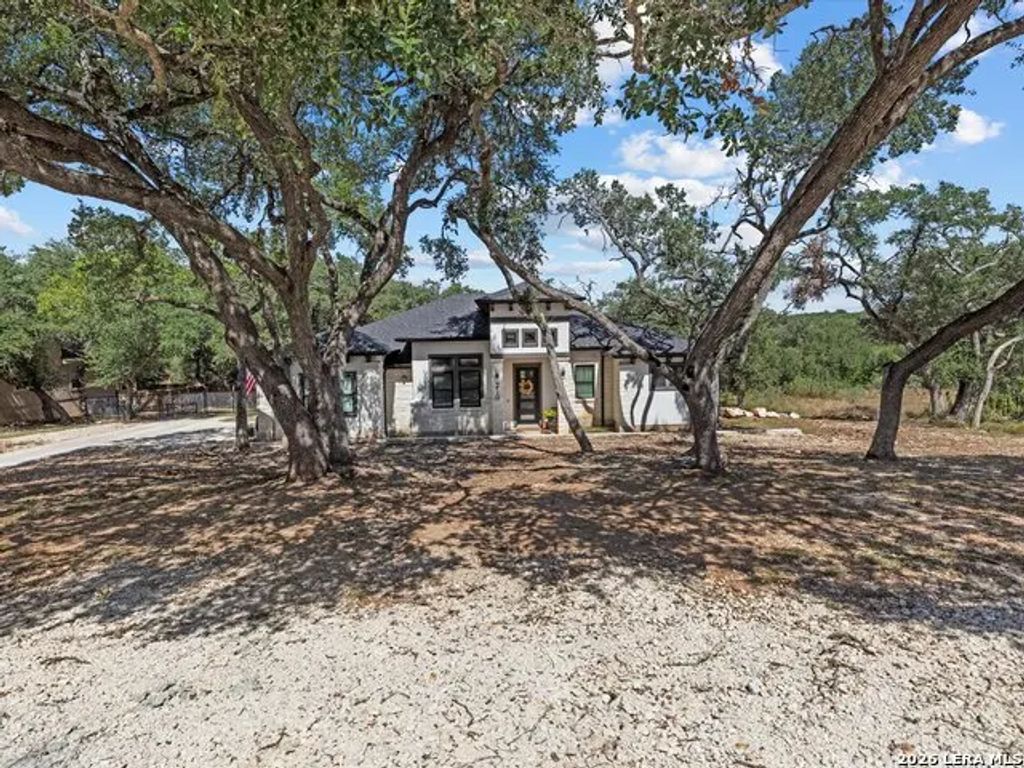210 Falling Hls, New Braunfels