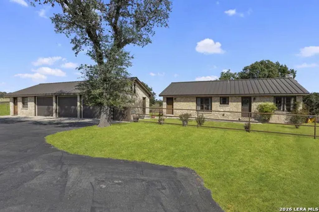545 Highgate Dr, Bandera