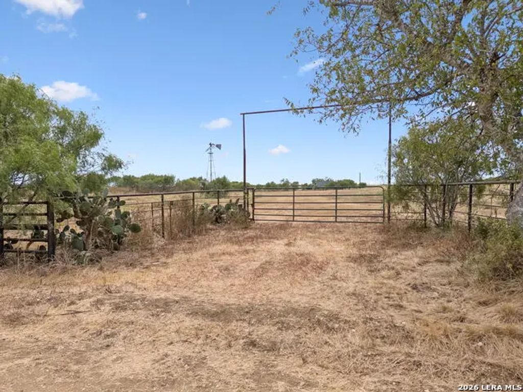 353 County Road 228, Falls City