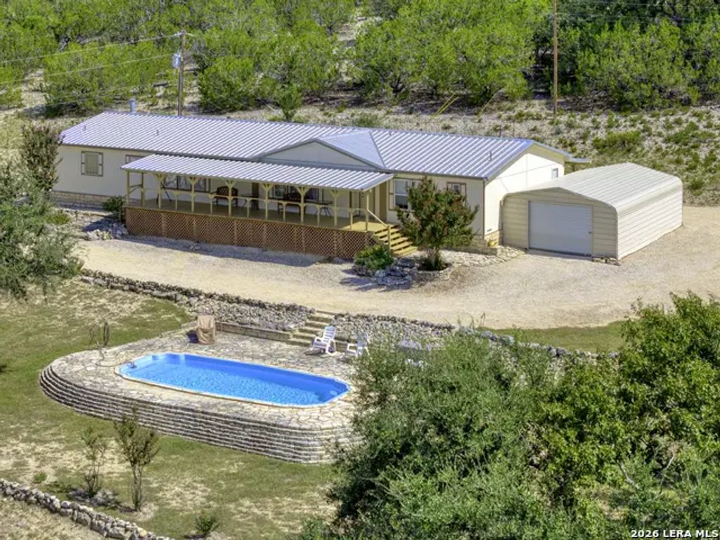 541 Camino Segundo, Leakey