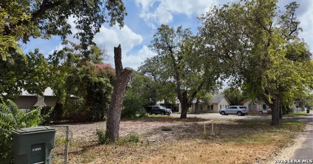 118 E Mesquite St, Uvalde