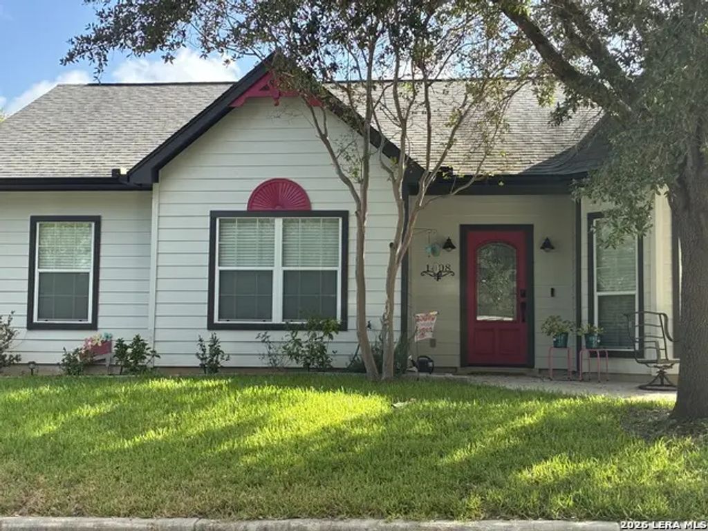 1408 S 2nd St, Floresville