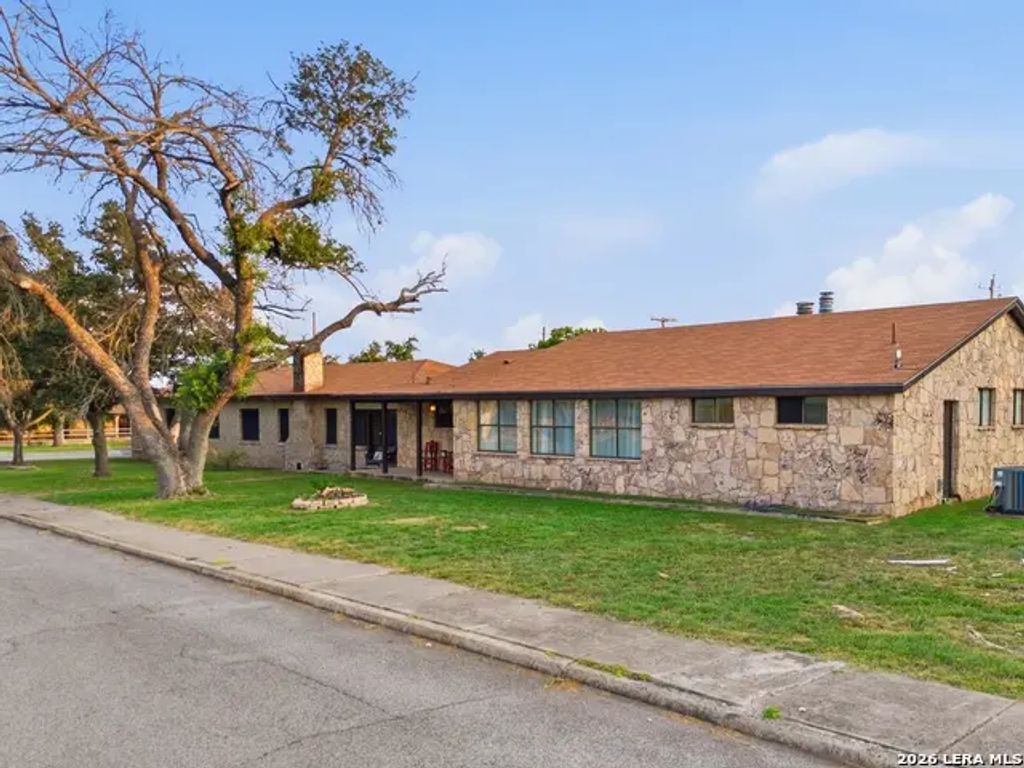 30-31 Colony Row, Brackettville