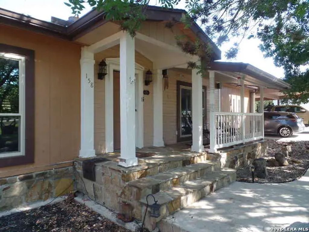158 Oak Valley Dr, Lakehills