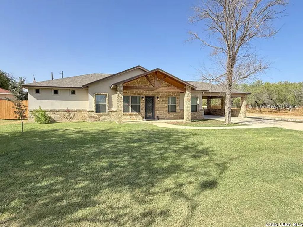 300 Bluebonnet Ave, Devine