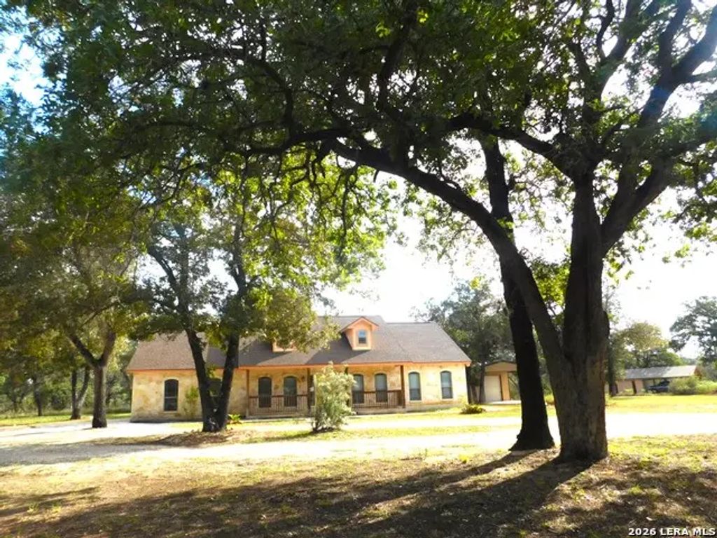 110 Hunters Glen, Floresville