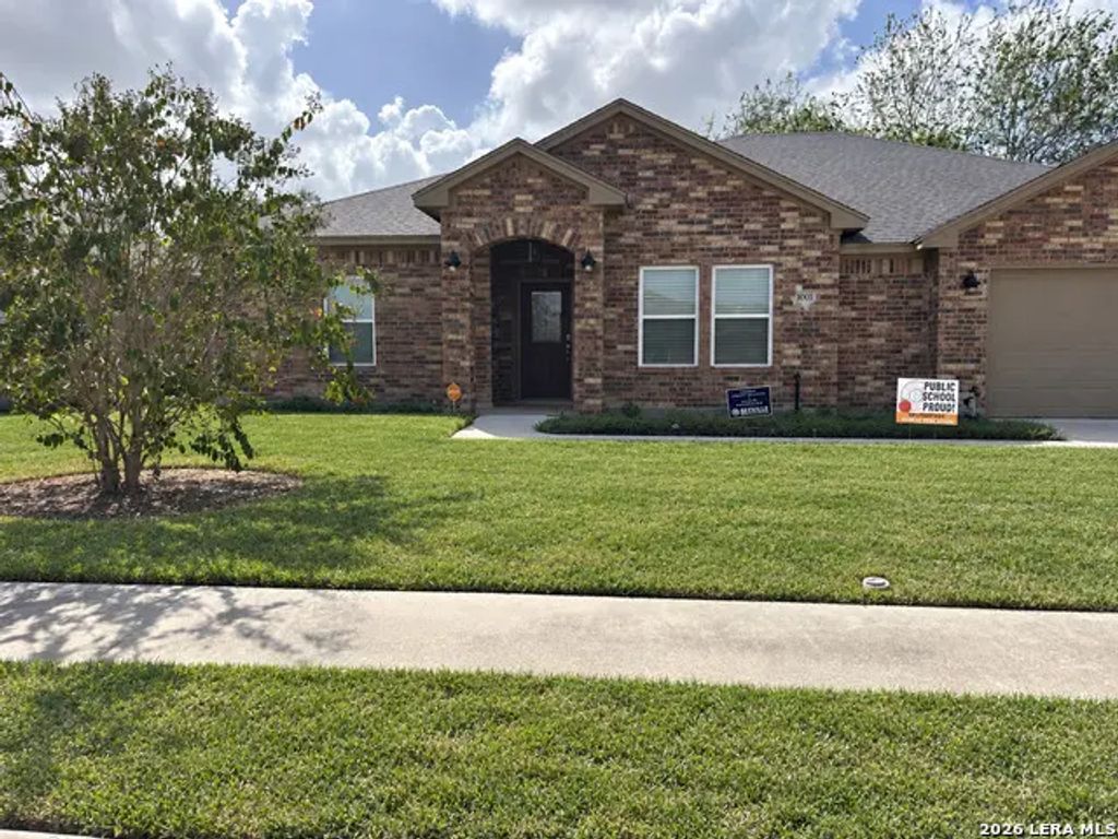 1001 Bluecrest, Beeville