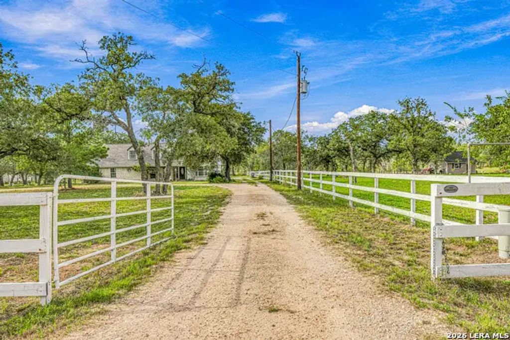 837 Paddy, Floresville