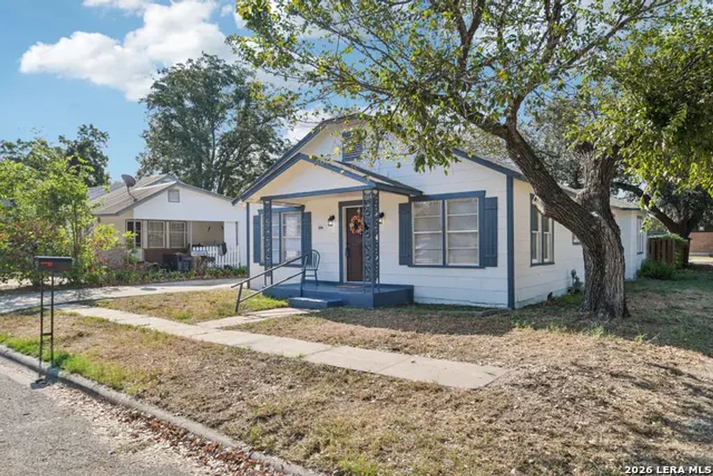 306 E Bowie St, Luling