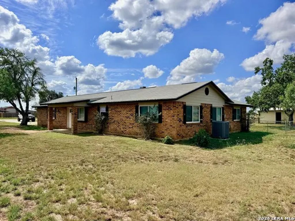 611 Deer Trail Dr, Jourdanton