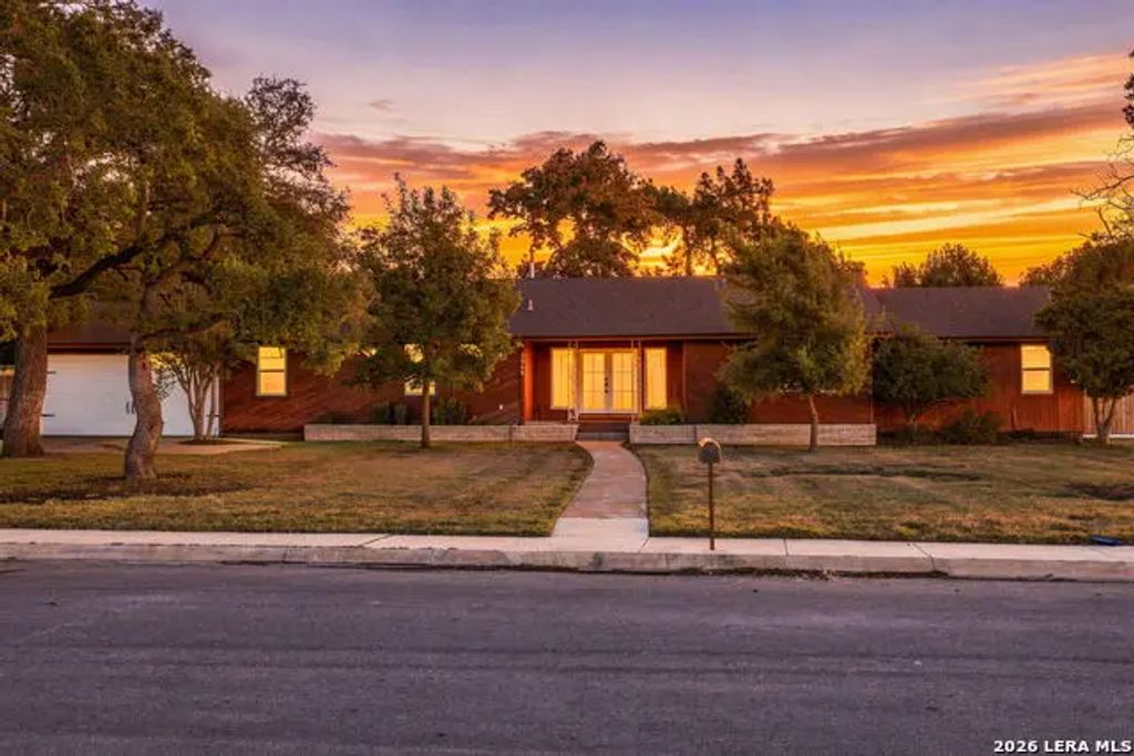 1106 W Main St, Kerrville