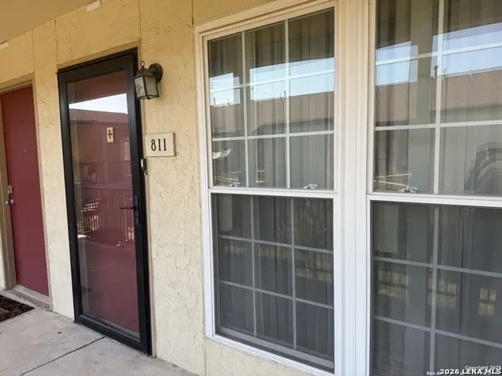 8702 Village Dr 811, San Antonio