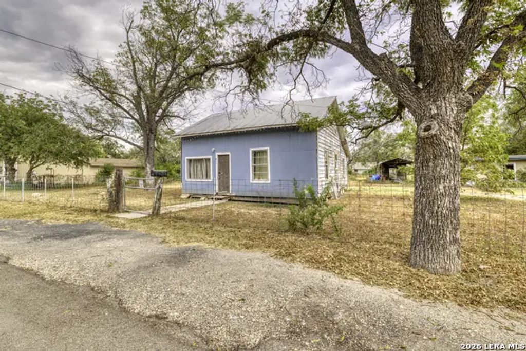 817/819 W Cargile, Uvalde