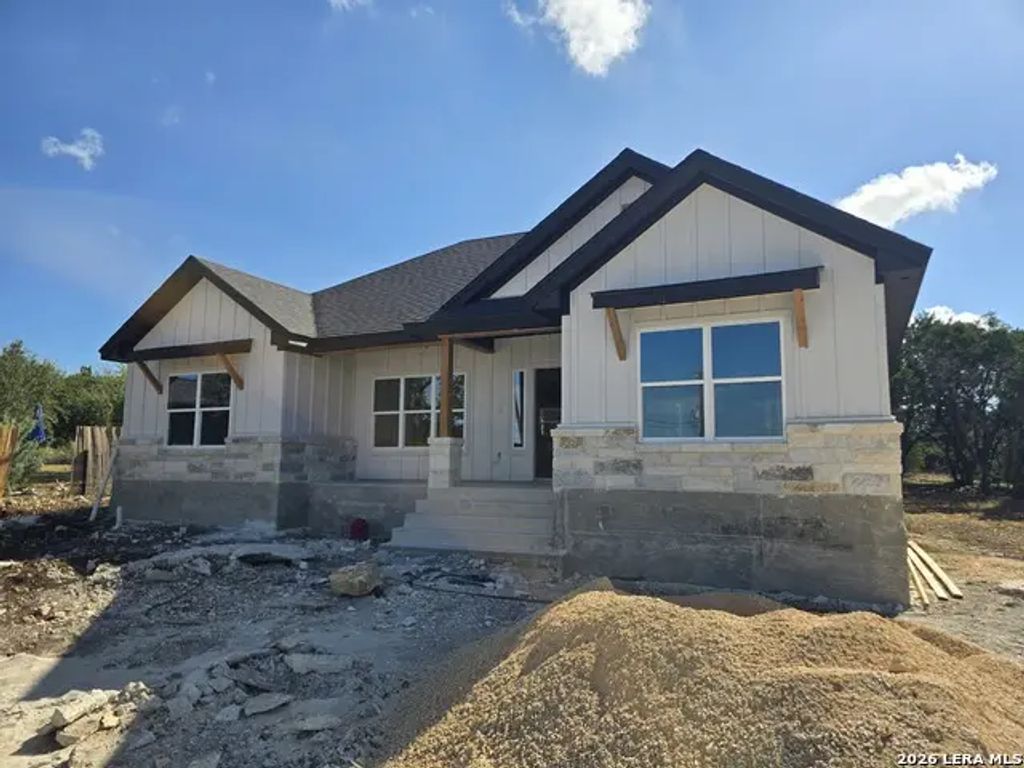 1221 Lasso Loop, Canyon Lake
