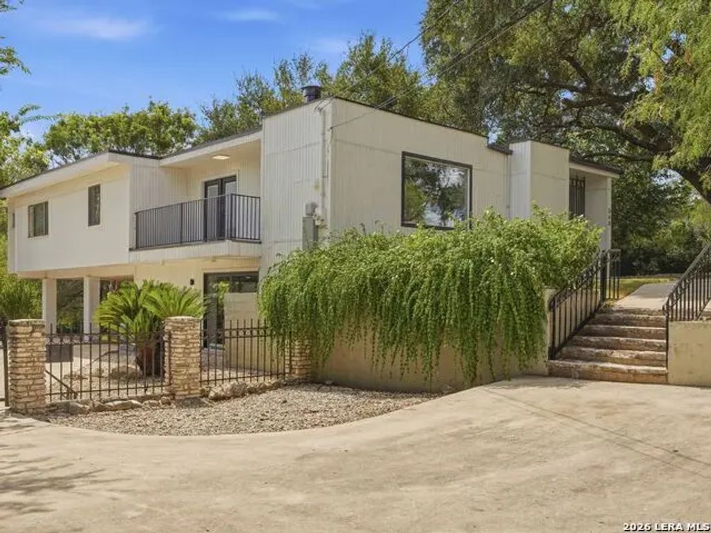 568 W Quill Drive, San Antonio