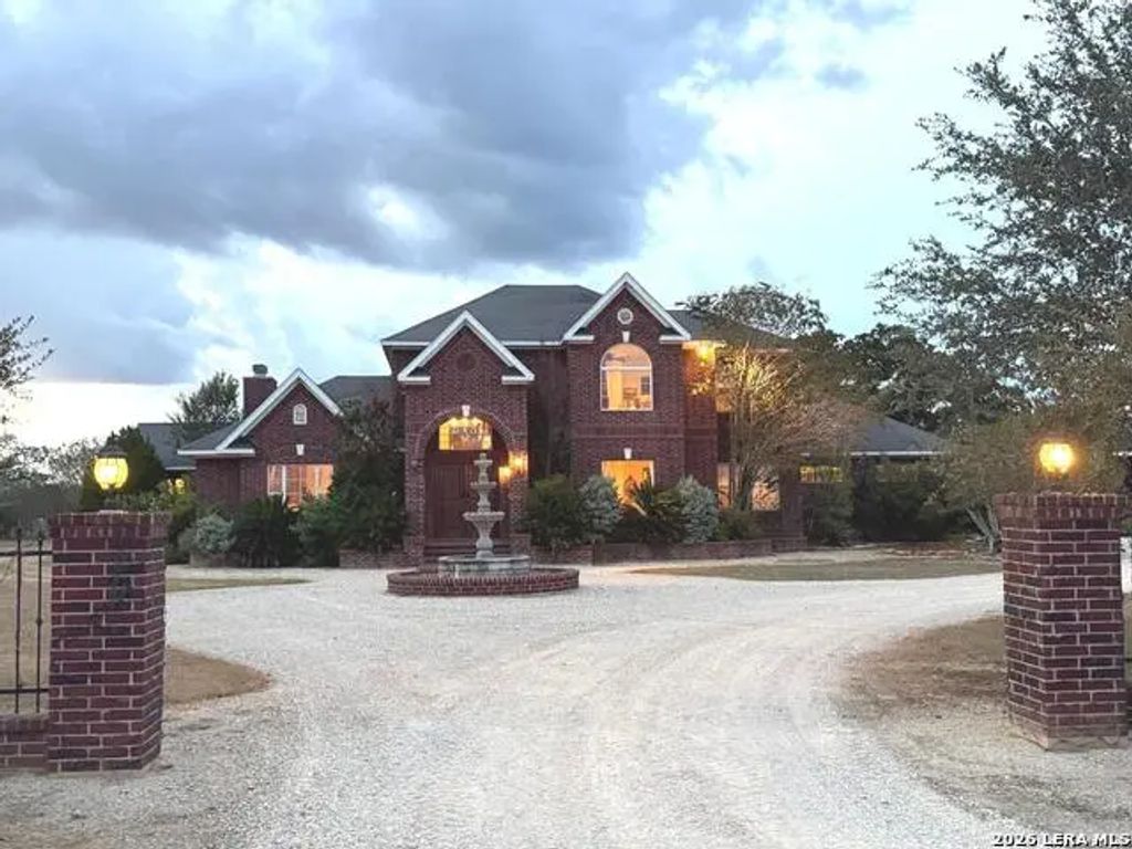 2712 N State Highway 80, Nixon