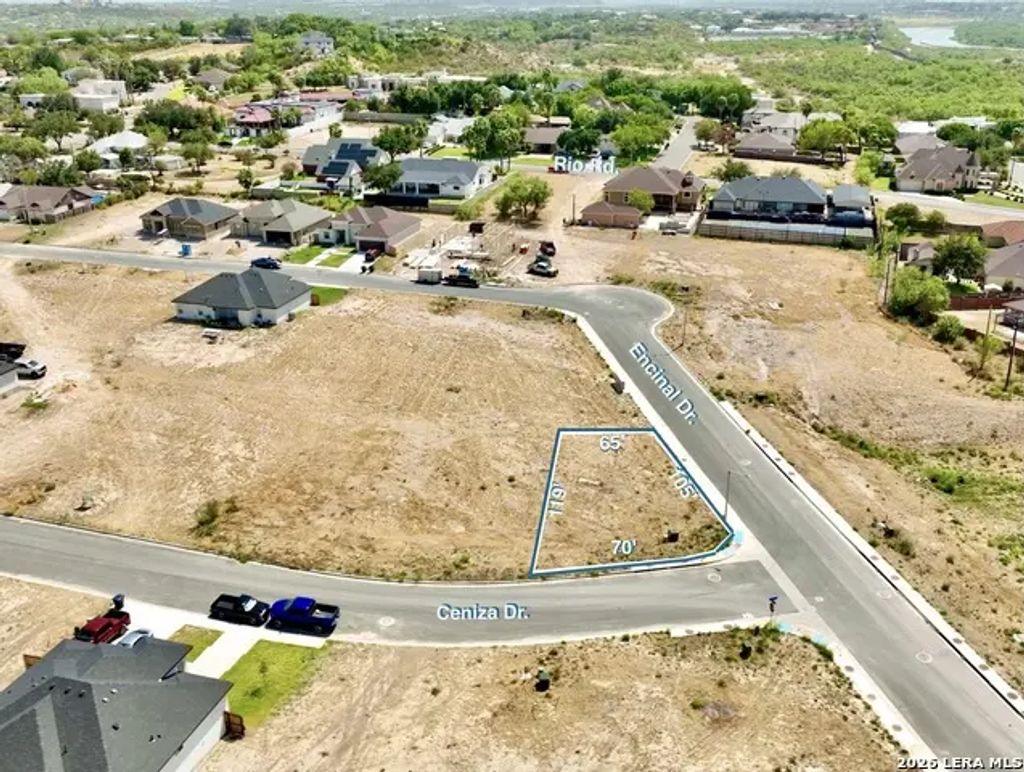 802 Ceniza Dr, Eagle Pass