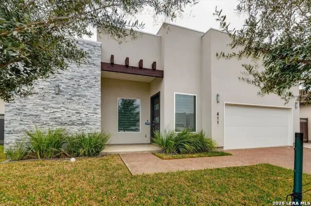 411 John Irving, Laredo