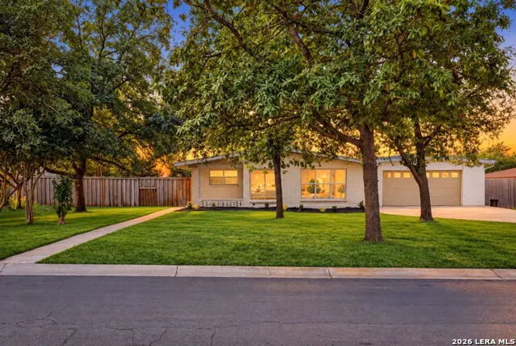 100 Riviera Dr, Castle Hills