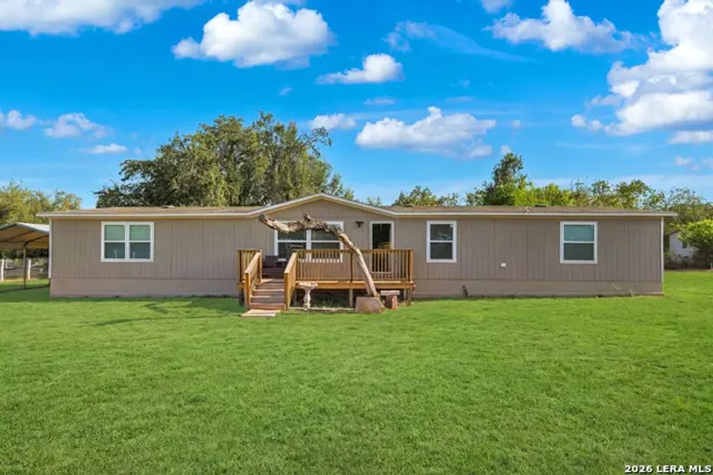 955 County Road 6753, Devine