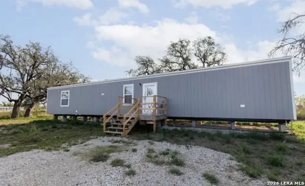 937 County Road 7711, Devine