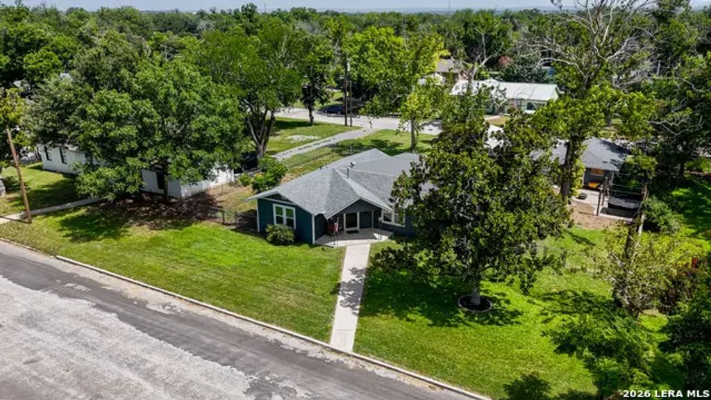 733 E Krezdorn St, Seguin