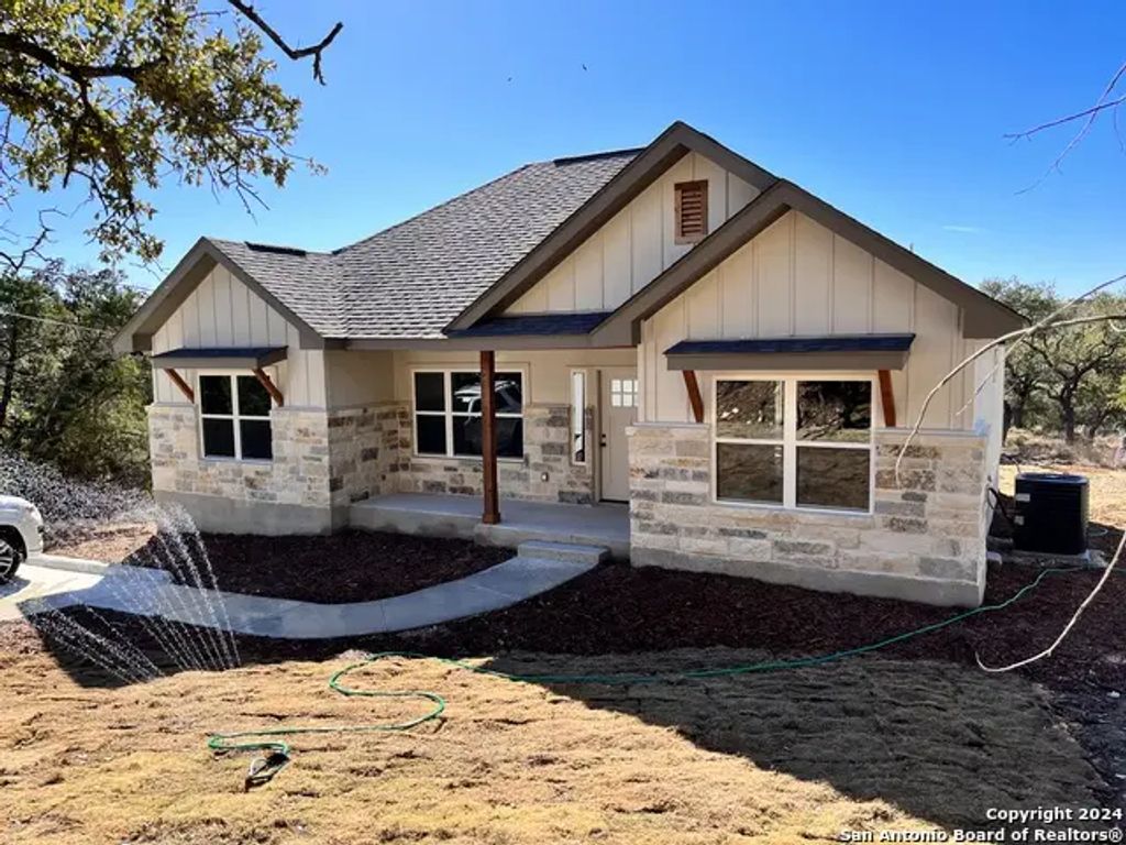 946 Cypress Dr, Canyon Lake