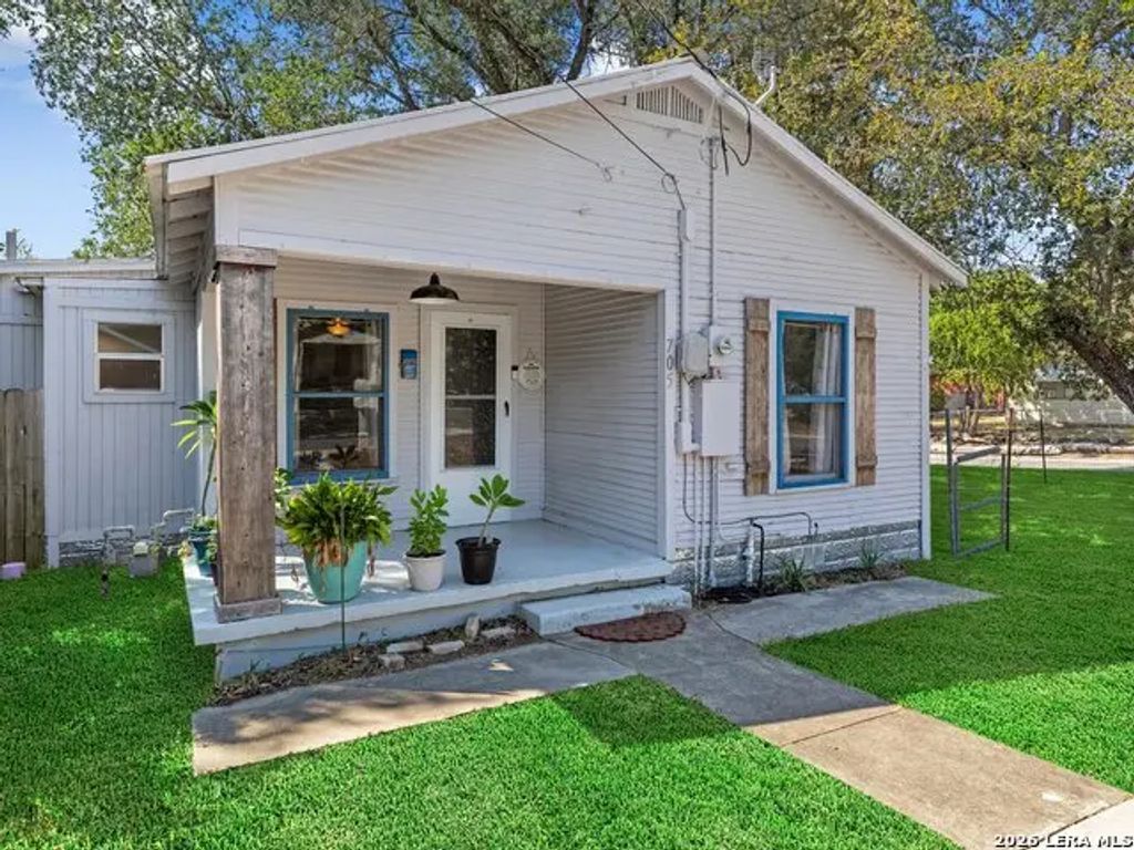 705 E Mountain St, Seguin