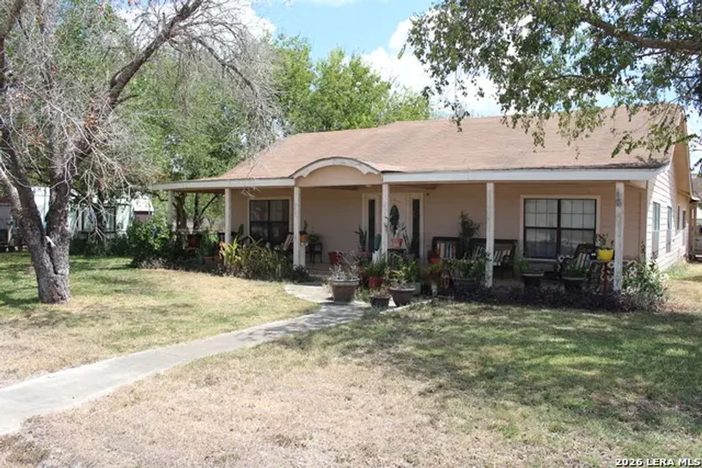 272 Jourdanton, Charlotte