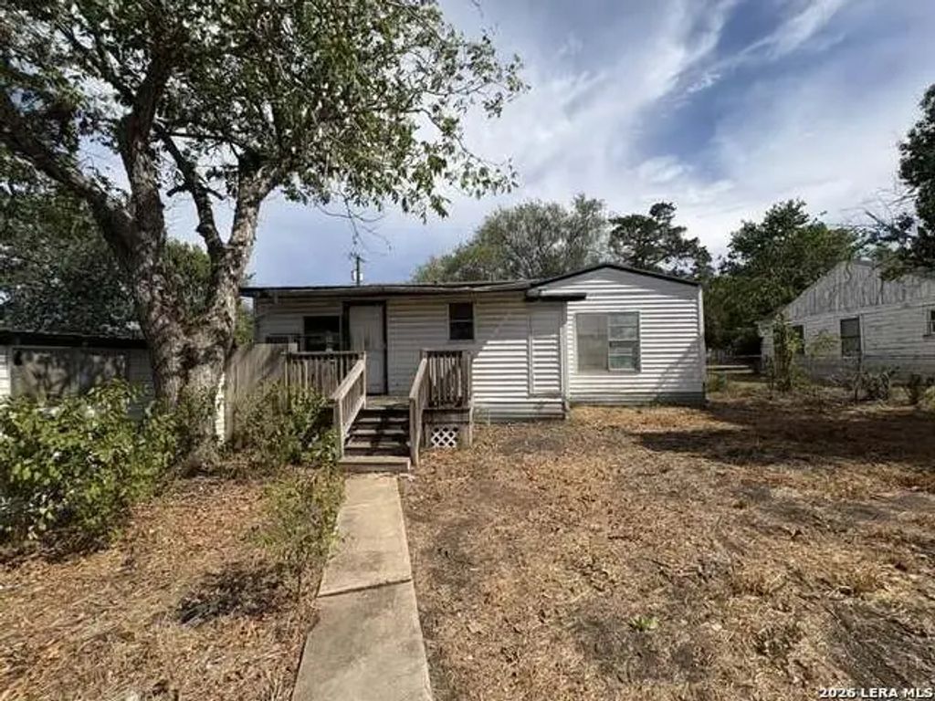 201 Slayden St, Yoakum