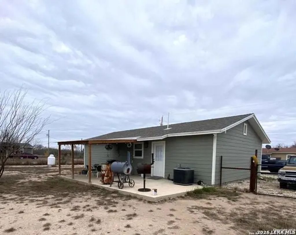 563 N Miller Ave, La Pryor