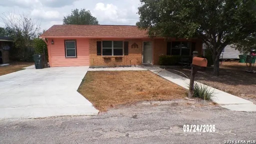 114 W Mesquite St, Karnes City