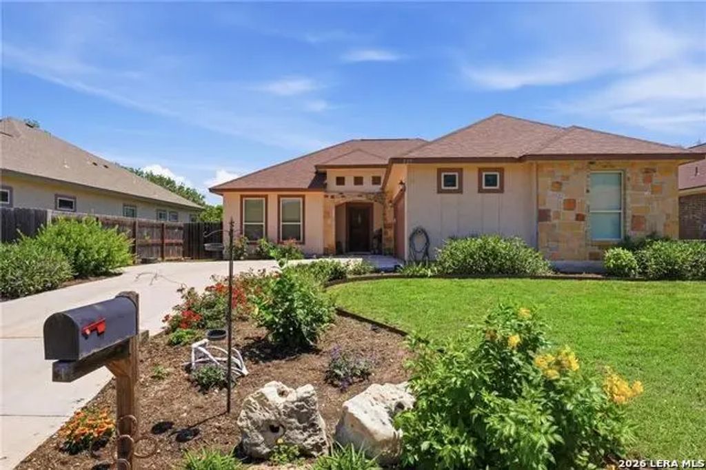225 Greenway Dr, Seguin
