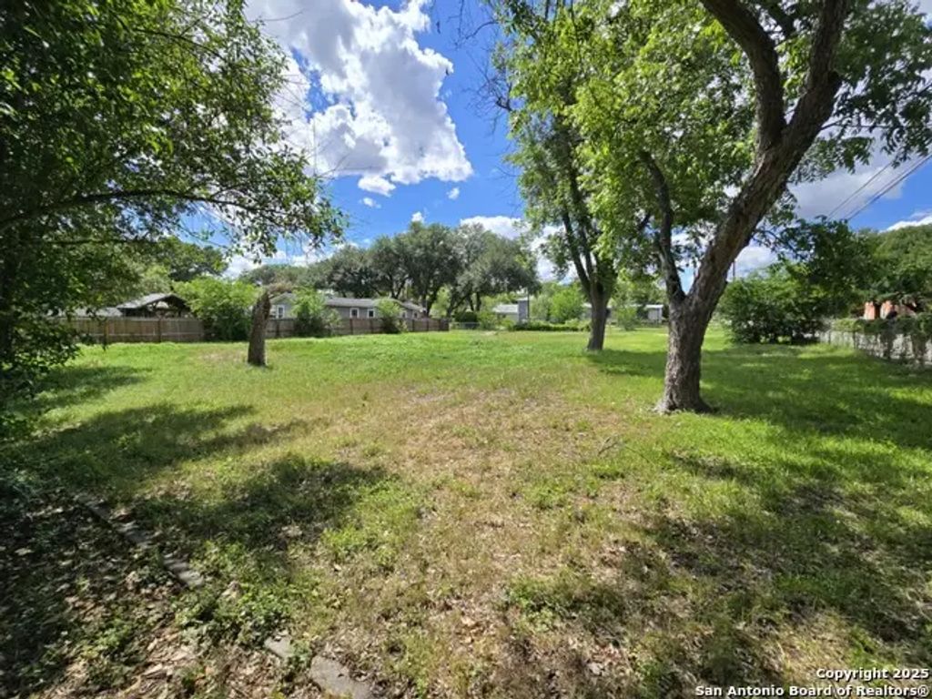 102 Leisure Dr, Balcones Heights