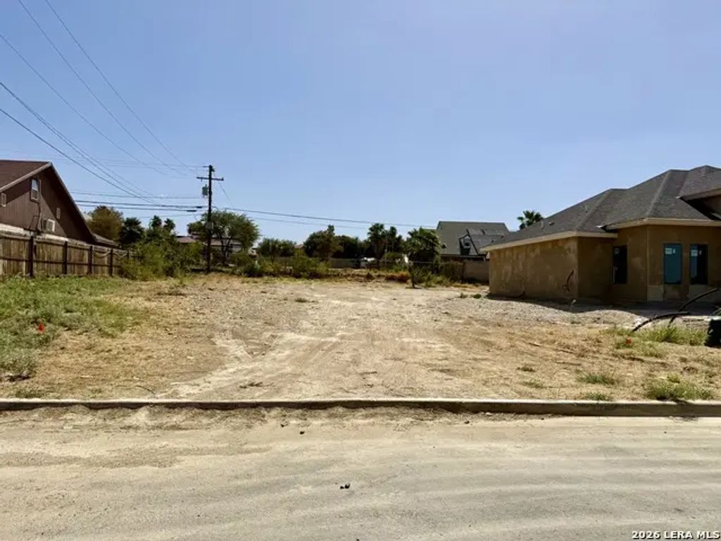 748 Encinal Dr, Eagle Pass
