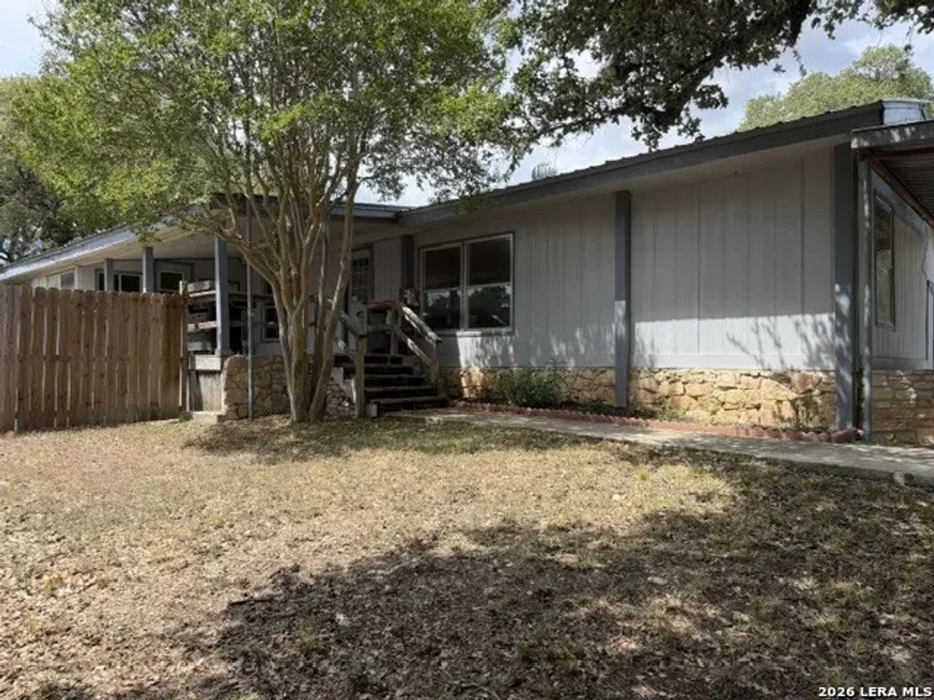 1596 Live Oak Dr, Canyon Lake