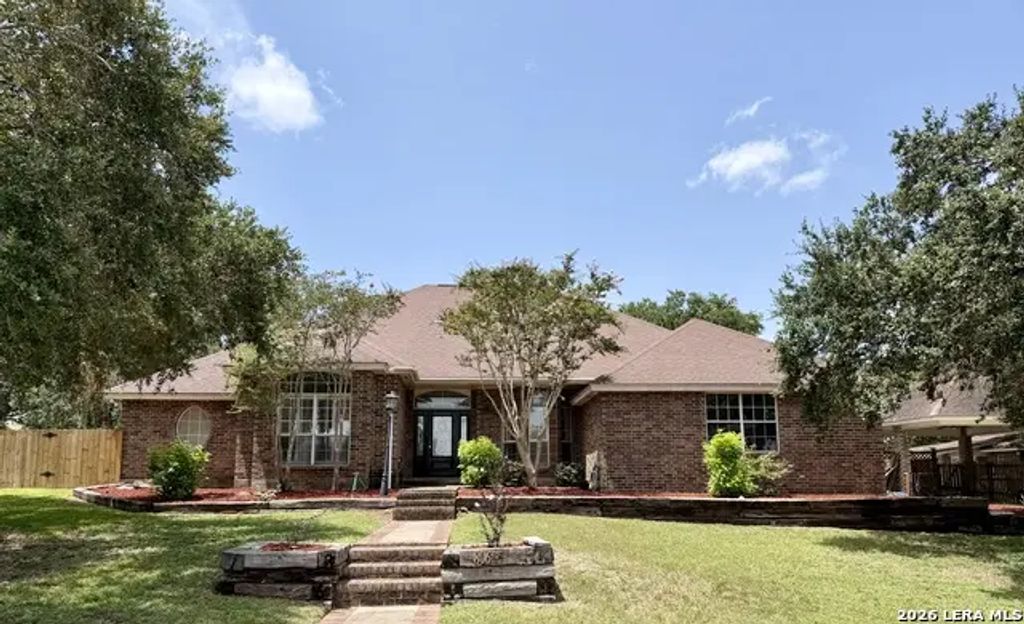 806 Mesquite, Karnes City