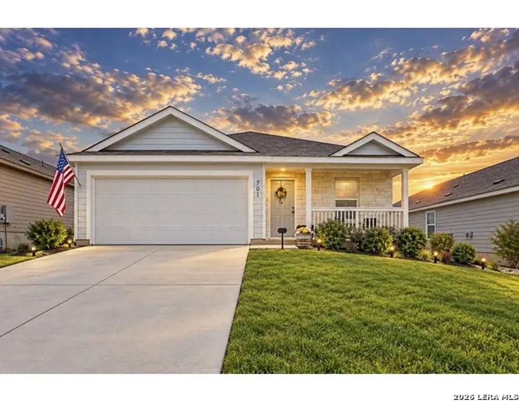 913 Riviera Ct, Seguin