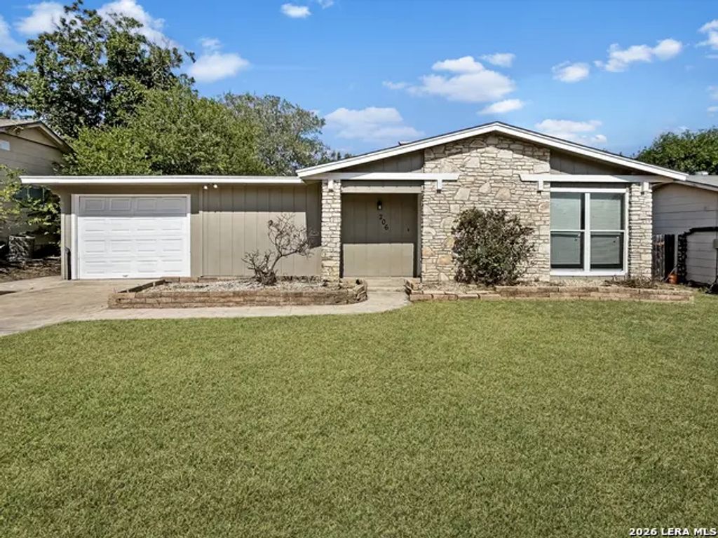 206 Lost Forest St, Live Oak