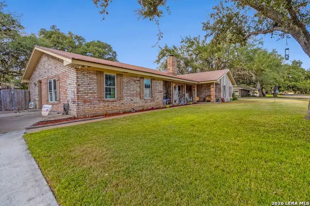 34 Encino Loma, Beeville
